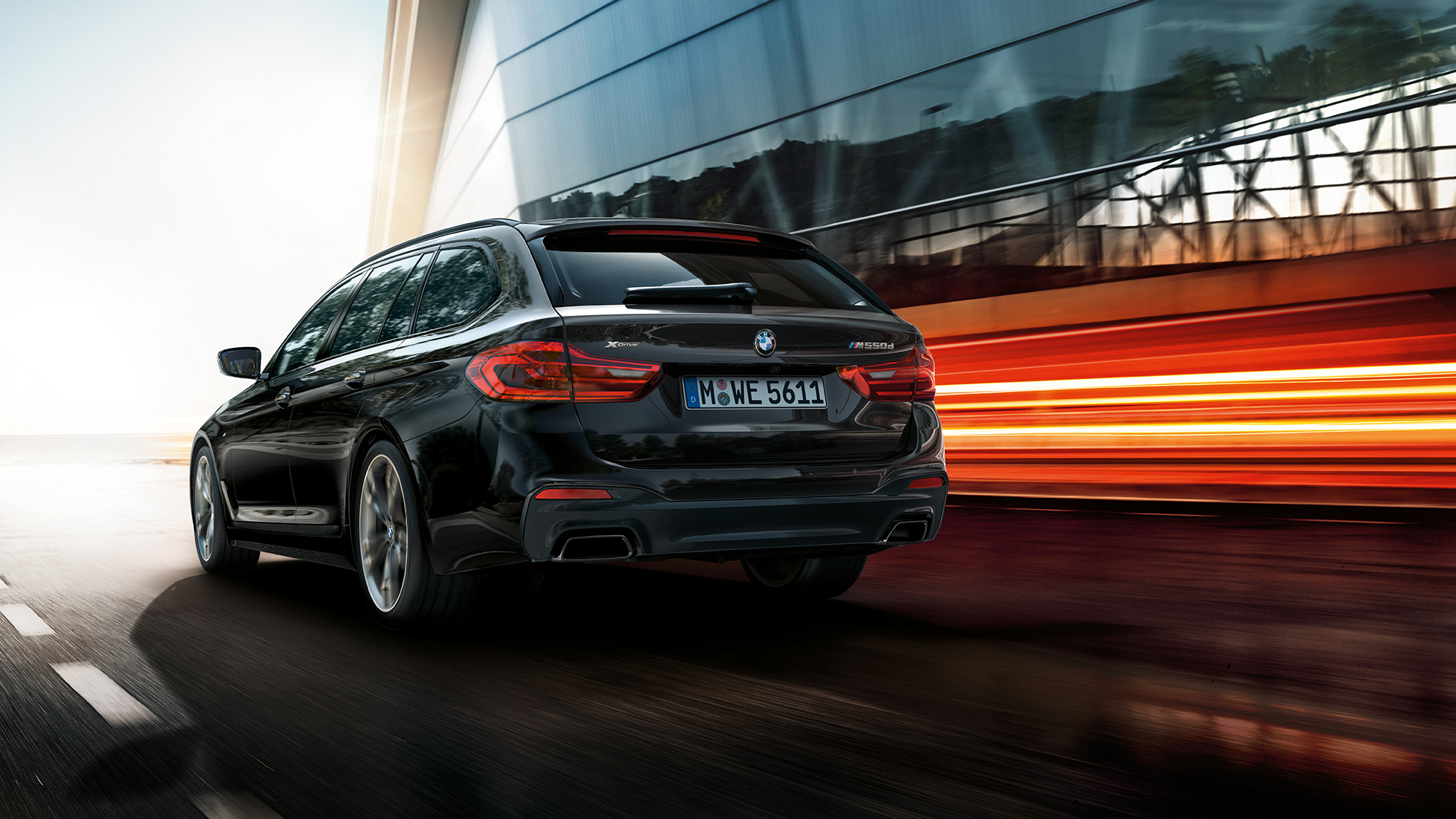 BMW M550d xDrive Touring trijų ketvirčių vaizdas iš galo BMW M550d xDrive Touring G31 Azurite Black juodo metaliko spalvos trijų ketvirčių vaizdas iš galo