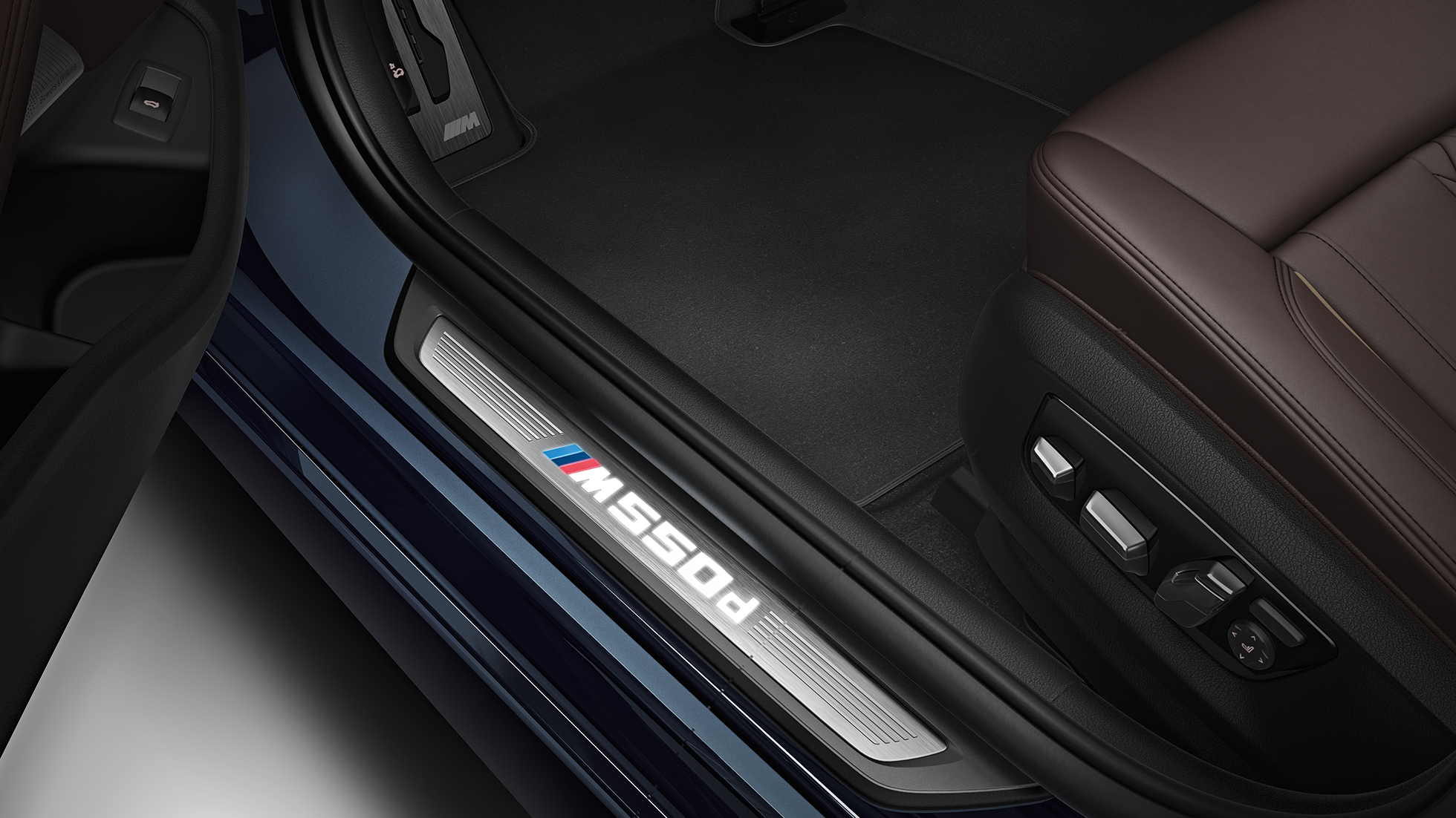 Durelių slenksčių apdaila BMW M550d xDrive Touring Durelių slenksčių apdaila BMW M550d xDrive Touring G31 interjeras