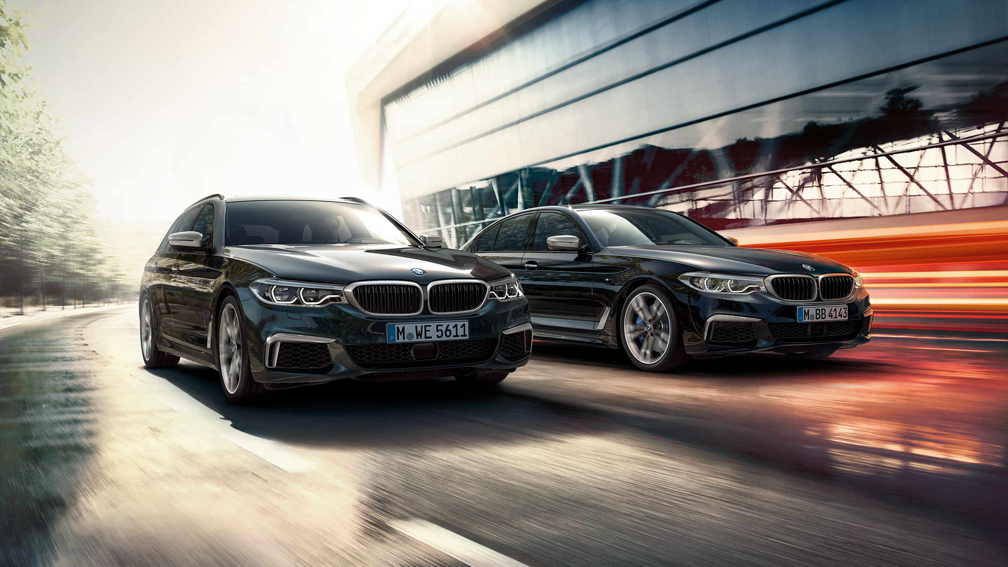 Vairavimo dinamika BMW M550d xDrive Touring Vairavimo dinamika BMW M550d xDrive Touring G31 Azurite Black juodo metaliko spalvos trijų ketvirčių vaizdas iš priekio BMW M550d Touring akcentai