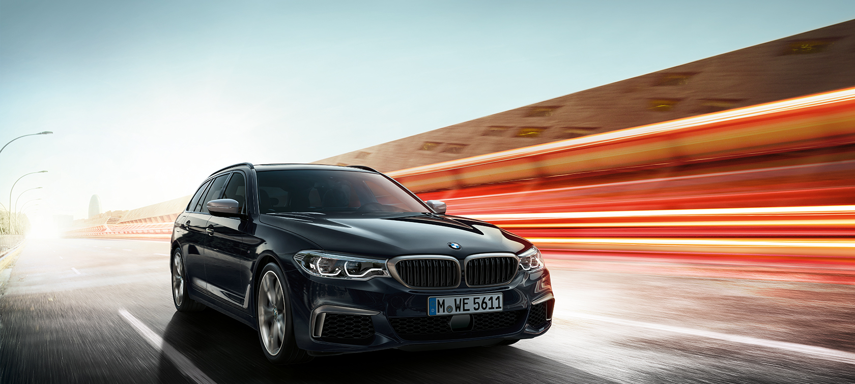 BMW M550d xDrive Touring trijų ketvirčių vaizdas iš priekio BMW M550d xDrive Touring naujasis G31 Azurite Black juodo metaliko spalvos trijų ketvirčių vaizdas iš priekio