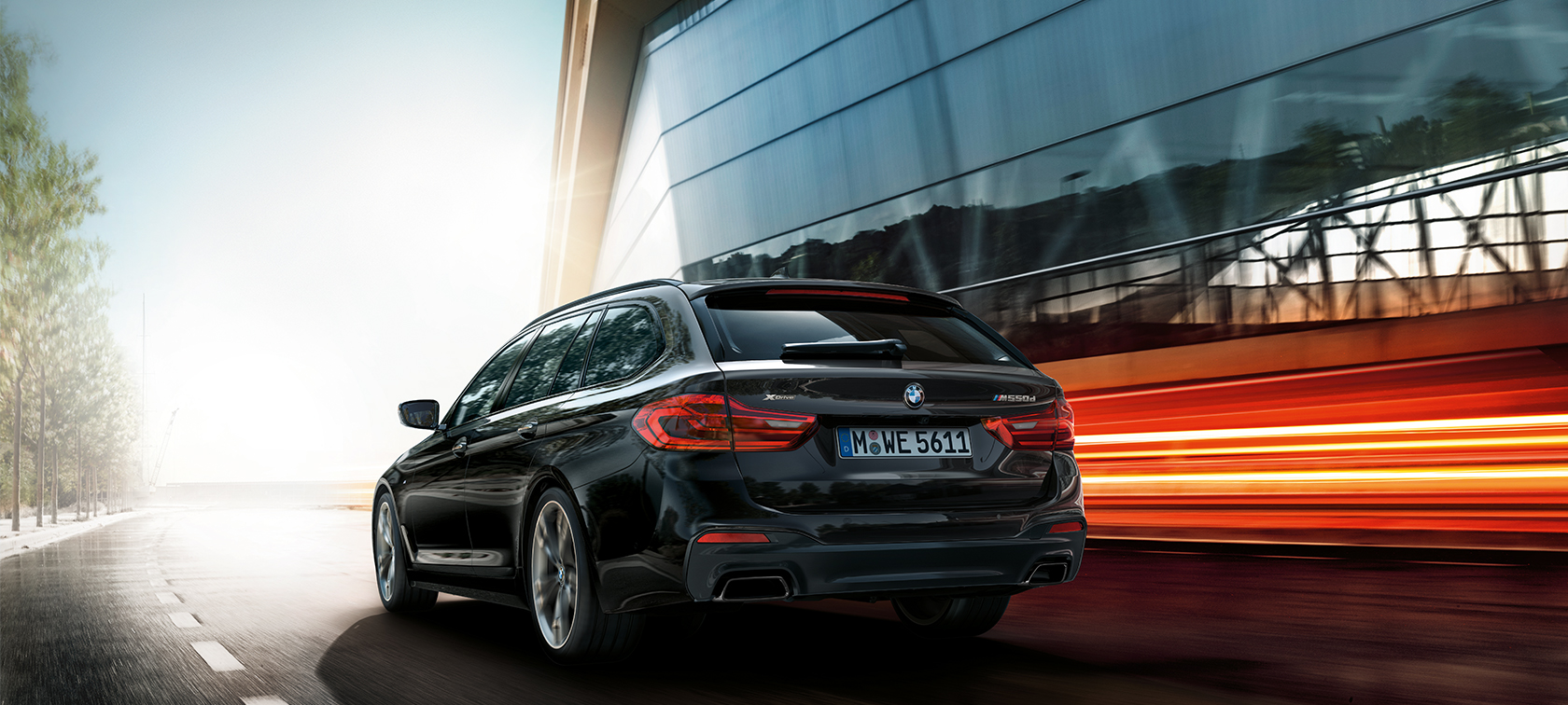 Trijų ketvirčių vaizdas iš galo BMW M550d xDrive Touring BMW M550d xDrive Touring G31 Azurite Black juodo metaliko spalvos trijų ketvirčių vaizdas iš galo BMW M550d Touring