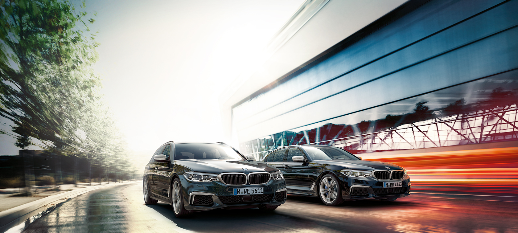 BMW M550d xDrive Touring Azurite Black juodo metaliko spalvos BMW M550d xDrive Touring G31 Azurite Black juodo metaliko spalvos trijų ketvirčių vaizdas iš šono