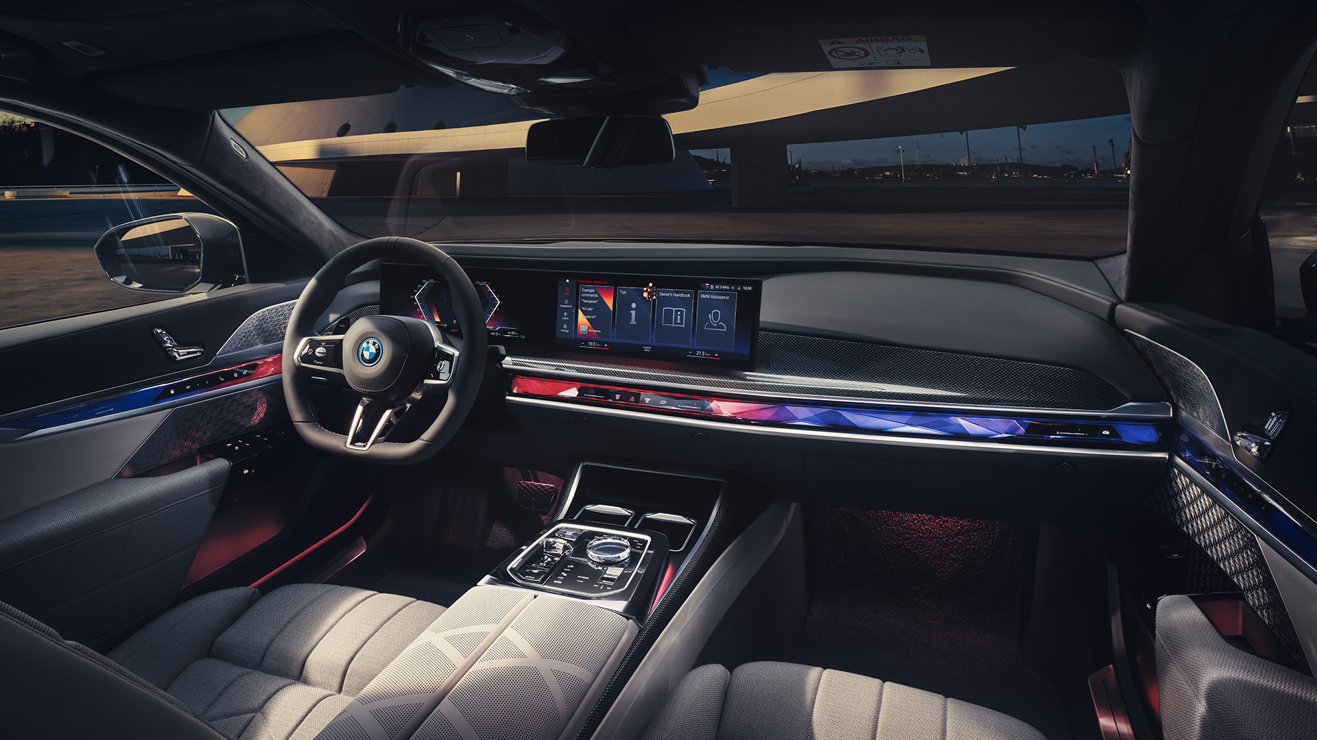 Vairuotojo erdvė interjeras BMW M760e xDrive sedanas G70 Vairuotojo erdvė BMW M760e xDrive sedanas G70 vaizdas iš priekinio keleivio vietos