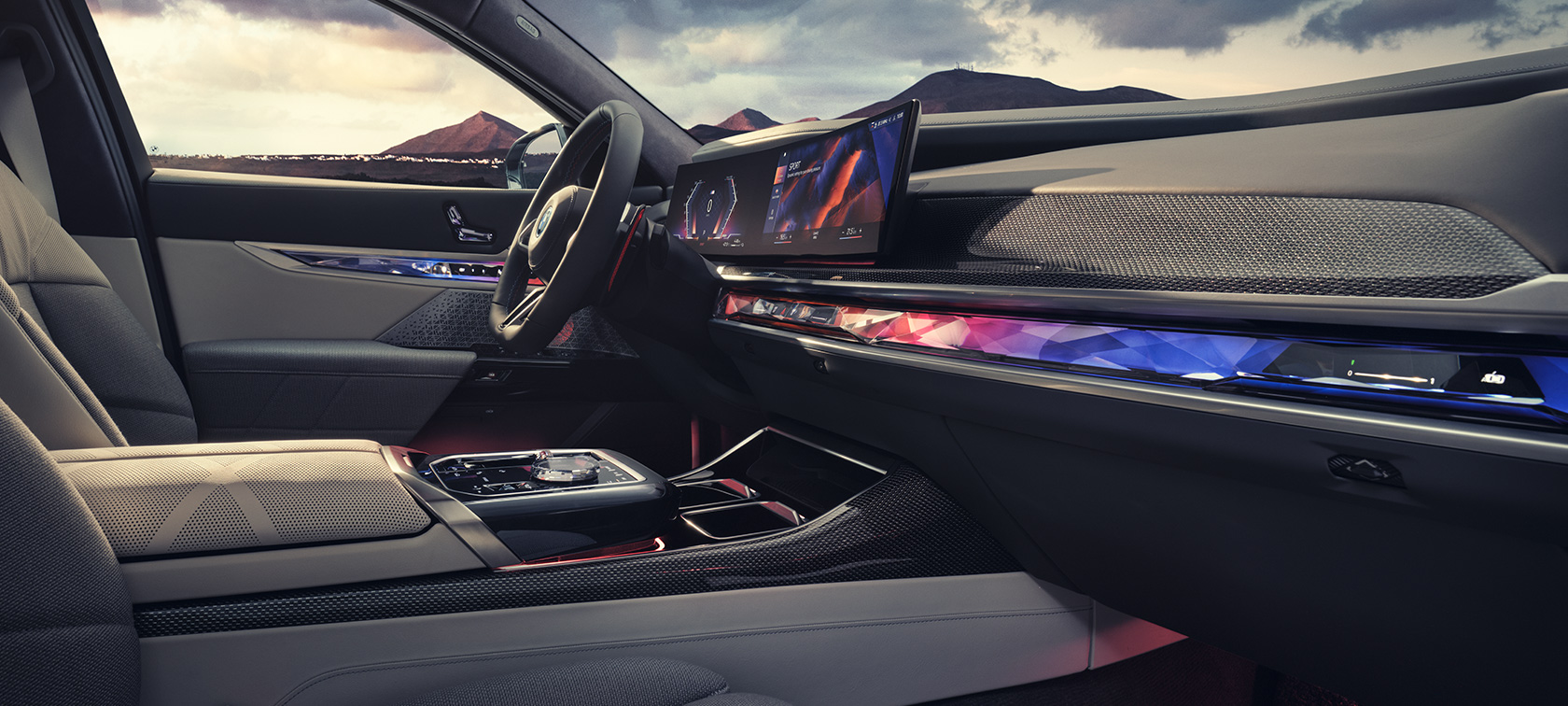 Interjeras BMW M760e xDrive G70 Interjeras BMW M760e xDrive Sedan G70 vaizdas iš šono iš priekinio keleivio vietos