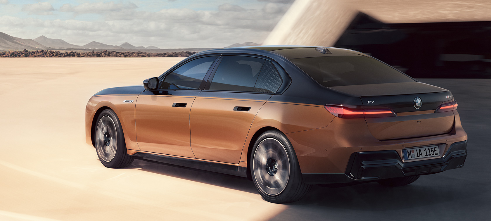 Vaizdo įrašas apie vairavimo dinamiką BMW i7 M70 xDrive sedanas G70 BMW i7 M70 xDrive sedanas G70 vaizdo įrašas apie vairavimo dinamika