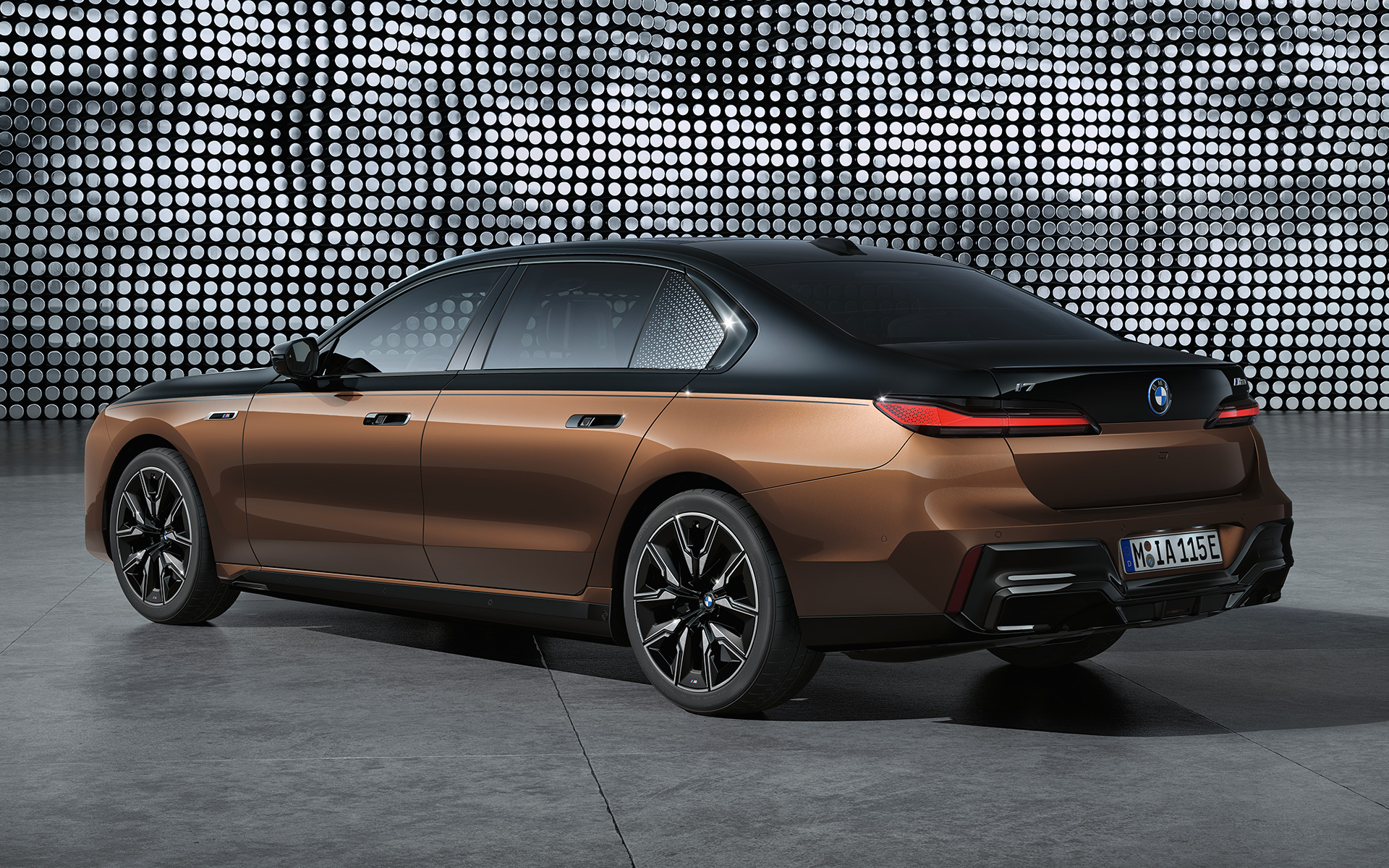 BMW i7 M70 xDrive sedanas G70 eksterjeras išskirtinė dviejų atspalvių kėbulo spalva vaizdas iš šono