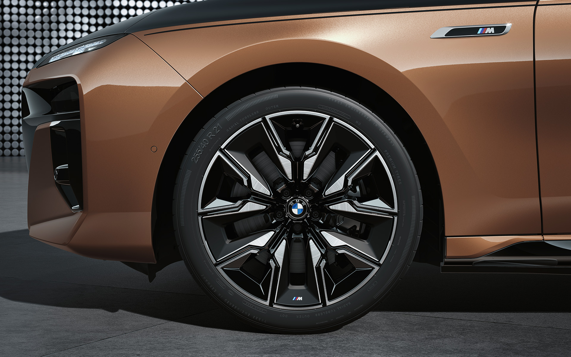 BMW i7 M70 xDrive sedanas G70 21 colio spalvoti M aerodinaminiai ratlankiai 909 M