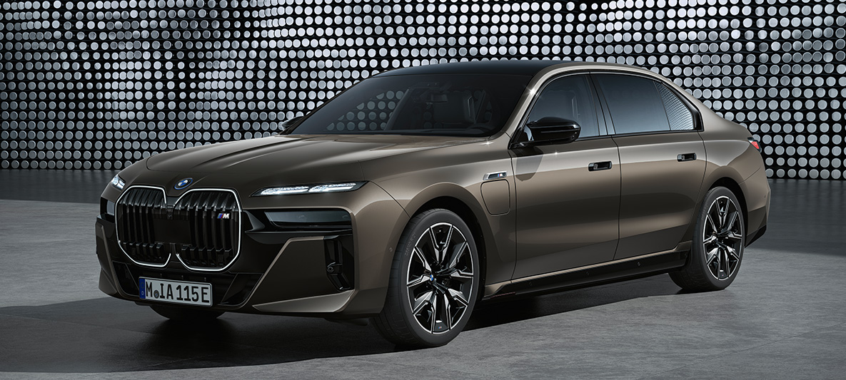 Sepang Bronze išskirtinė dažų apdaila BMW 7 serijos M modelis G70 BMW 7 serijos M G70 modelio Sepang Bronze išskirtinė dažų apdaila