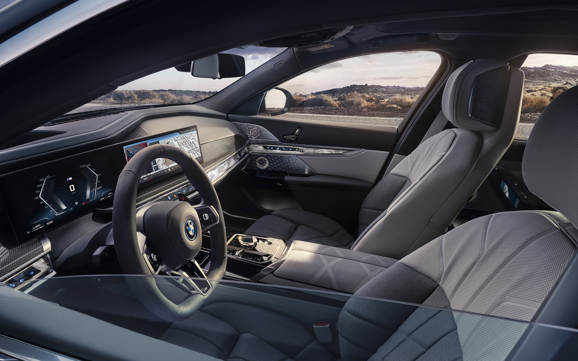 My Mode Sport BMW M760e xDrive sedanas G70 vaizdas iš išorės į vidų per pusiau nuleistą lango stiklą