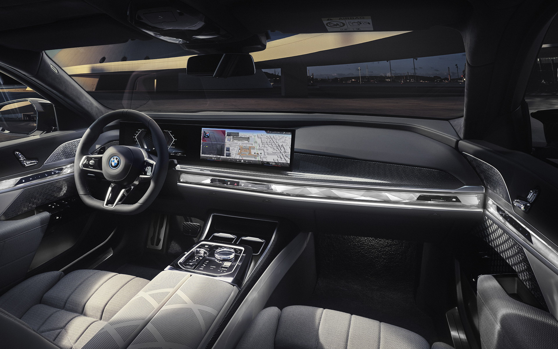 Vairuotojo erdvė BMW M760e xDrive sedanas G70 vaizdas iš priekinio keleivio vietos