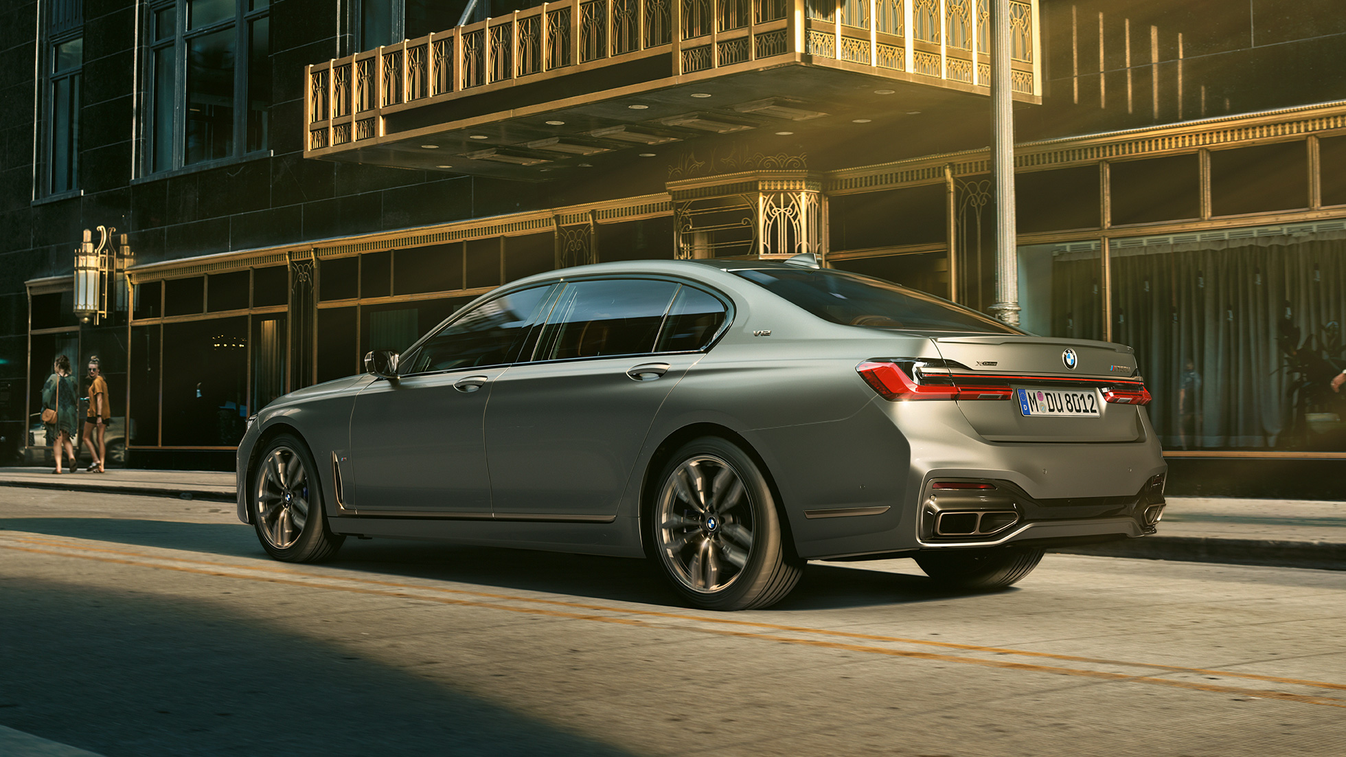 BMW M760Li xDrive sedanas su V12 varikliu BMW M760Li xDrive sedanas, vaizdas iš galinio šono miesto dangoraižių fone