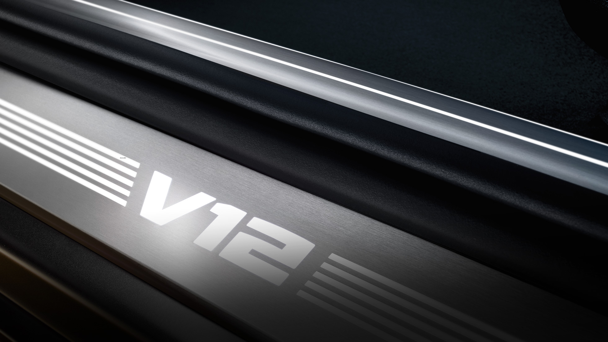 BMW durelių slenkstis su V12 užrašu BMW M760Li xDrive sedanas, BMW M760Li interjeras
