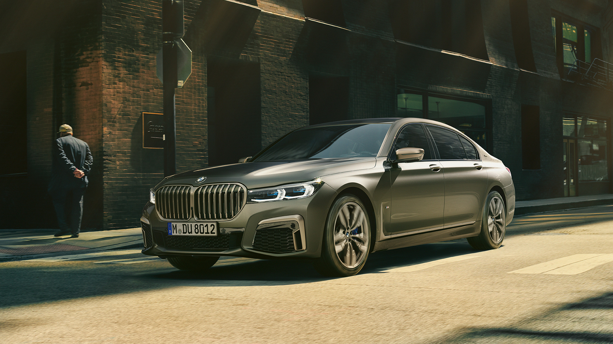 BMW M760Li xDrive sedanas miesto fone BMW M760Li xDrive sedanas, šoninis važiuojančio miesto fone automobilio vaizdas