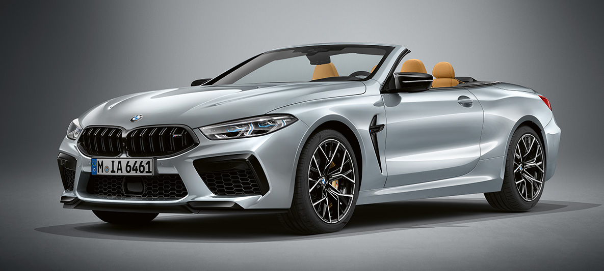 BMW Individual M8 kabrioletas BMW Individual Pure metal Silver metaliko spalvos. BMW Individual M8 kabrioletas BMW Individual Pure metal Silver metaliko spalvos, trijų ketvirčių vaizdas iš priekio.