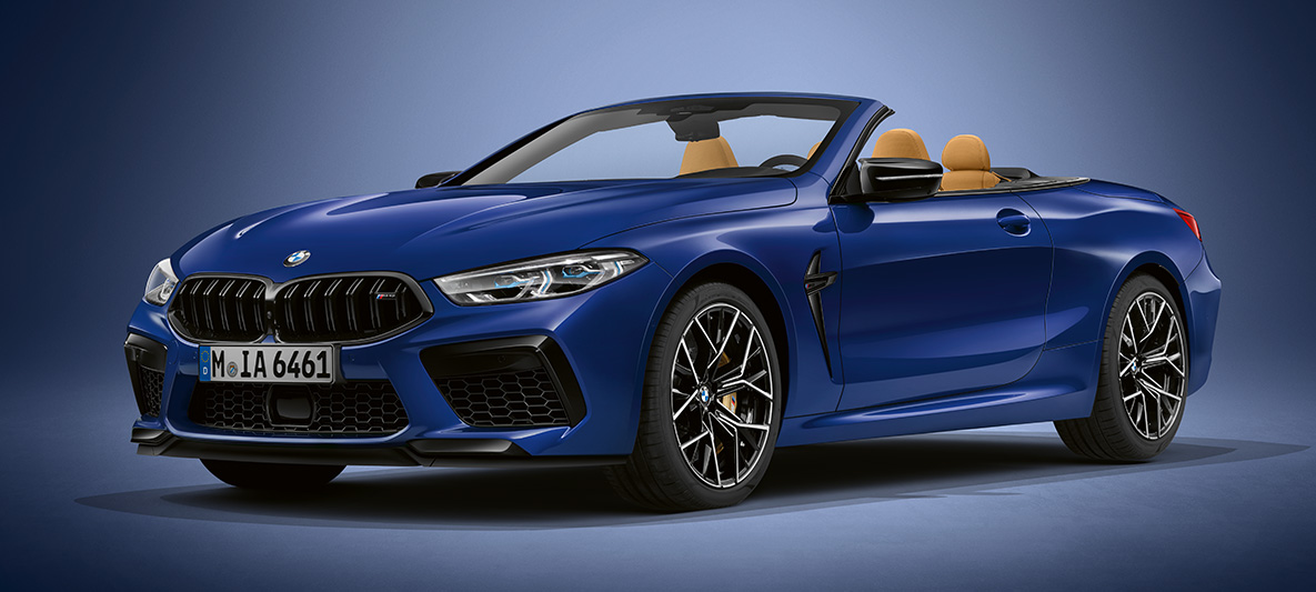 BMW Individual M8 kabrioletas BMW Tanzanite Blue mėlyno metaliko spalvos. BMW Individual M8 kabrioletas BMW Tanzanite Blue mėlyno metaliko spalvos, trijų ketvirčių vaizdas iš priekio.