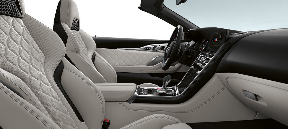 Merino | Silverstone oda ir BMW Individual interjero apdaila Piano Finish Black juodos spalvos. BMW M8 Competition kabrioletas, interjeras su Merino | Silverstone oda ir BMW Individual interjero apdaila Piano Finish Black juodos spalvos.