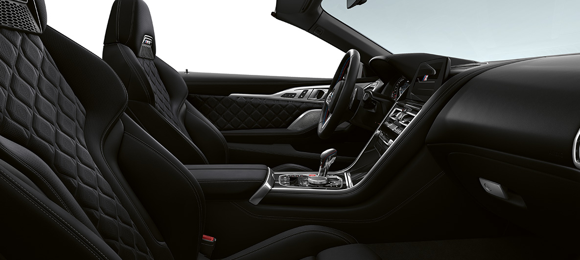 Merino | Juoda oda ir BMW Individual interjero apdaila Piano Finish Black juodos spalvos. BMW M8 Competition kabrioletas, interjeras su Merino | Juoda oda ir BMW Individual interjero apdaila Piano Finish Black juodos spalvos.