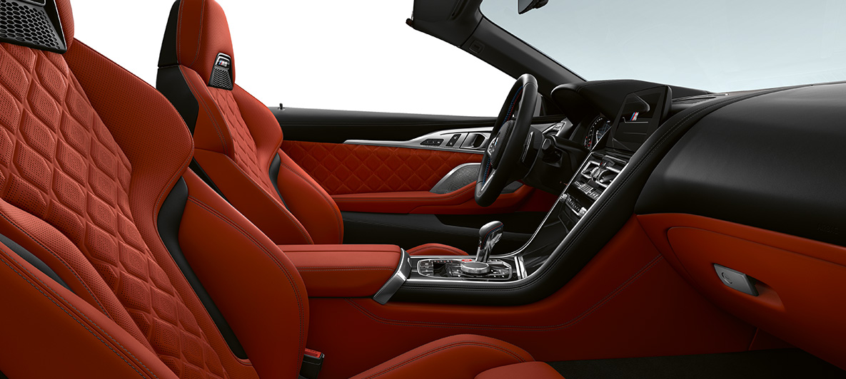 Merino | Sakhir Orange oranžinės spalvos oda ir BMW Individual interjero apdaila Piano Finish Black juodos spalvos. BMW M8 Competition kabrioletas, interjeras su Merino | Sakhir Orange oranžinės spalvos oda ir BMW Individual interjero apdaila Piano Finish Black juodos spalvos.