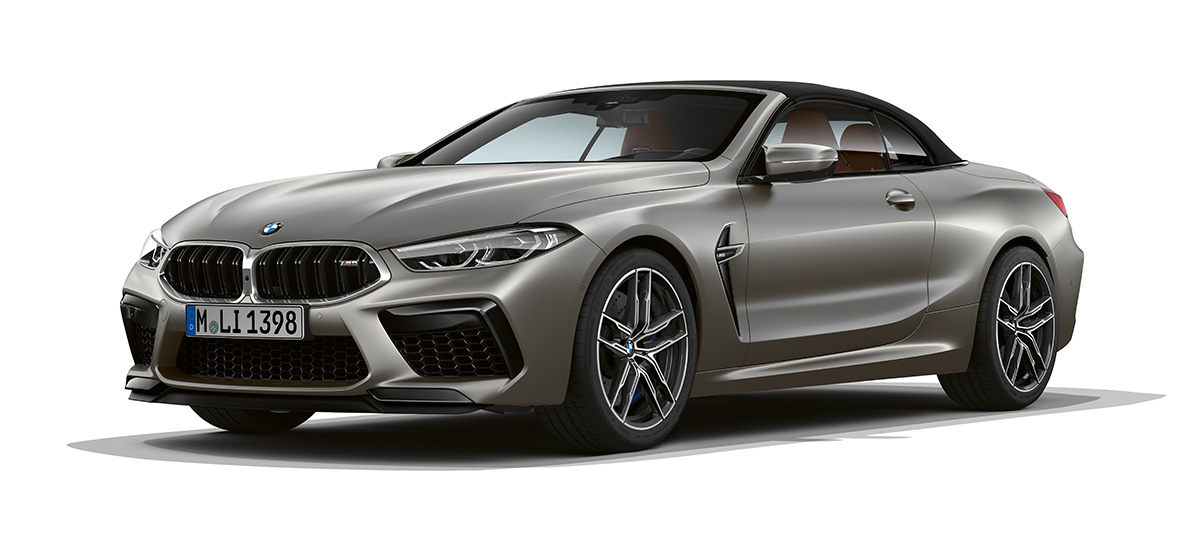 BMW M8 kabrioletas, trijų ketvirčių šoninis vaizdas iš priekio. BMW M8 kabrioletas Frozen Dark Silver spalvos, trijų ketvirčių šoninis vaizdas iš priekio.