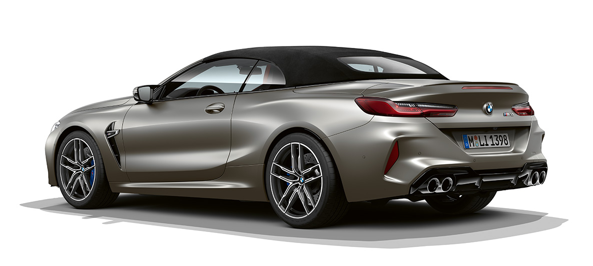 BMW M8 kabrioletas, trijų ketvirčių šoninis vaizdas iš galo. BMW M8 kabrioletas Frozen Dark Silver spalvos, trijų ketvirčių šoninis vaizdas iš galo.