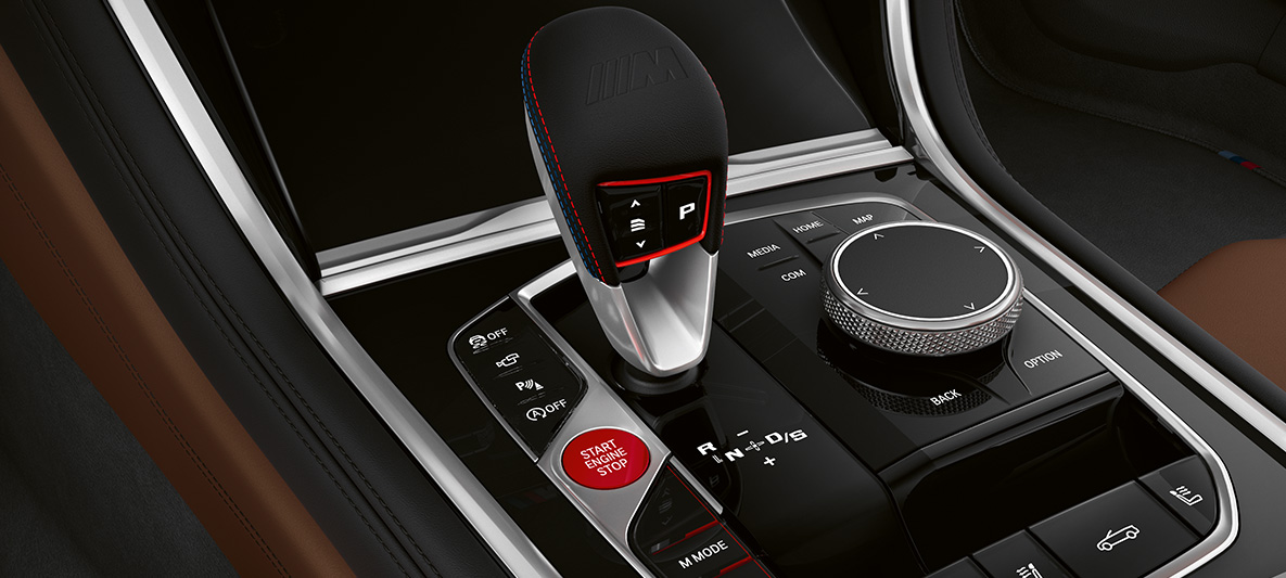 M pavarų svirtis. BMW M8 kabrioletas, interjeras, M pavarų svirtis.