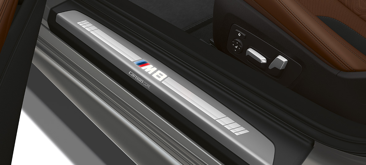 Durelių slenkstis su M8 ženkleliu. BMW M8 kabrioleto durelių slenkstis su M8 ženkleliu.