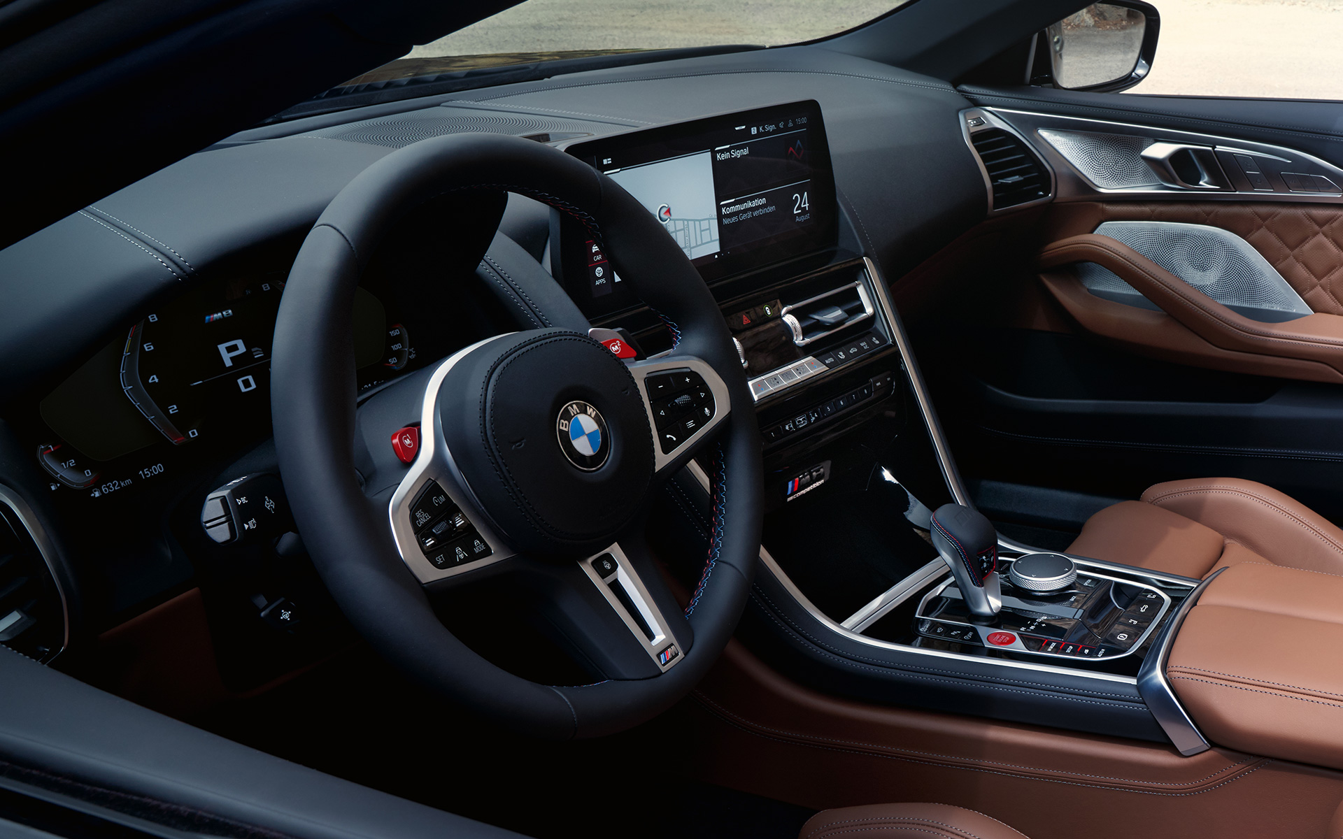 Vairuotojo erdvė BMW M8 Competition kabrioletas F91 LCI Facelift 2022 BMW M8 Competition kabrioletas F91 LCI Facelift 2022 vairuotojo erdvė interjeras