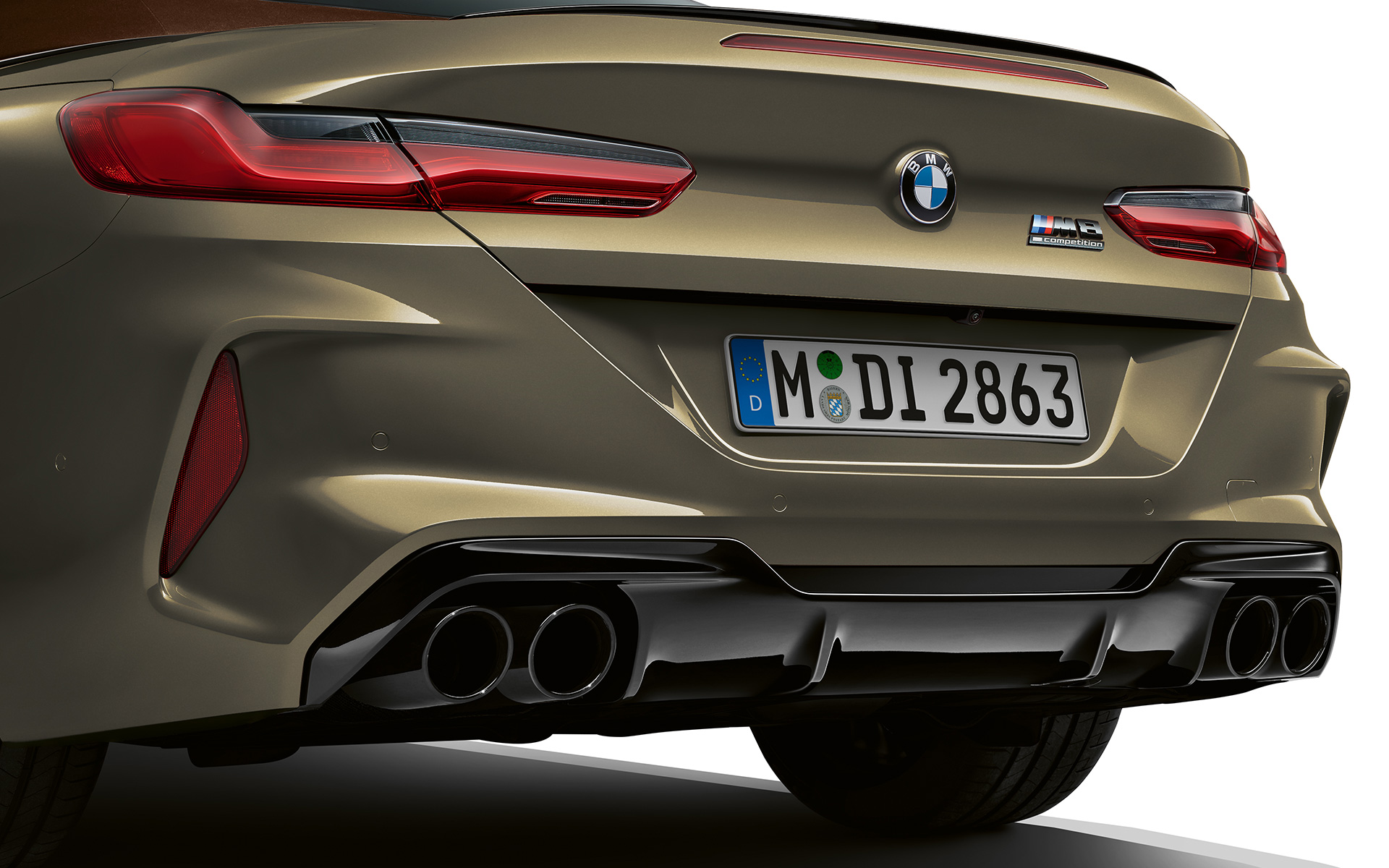 Vaizdas iš galo BMW M8 Competition kabrioletas F91 LCI Facelift 2022 BMW M8 Competition kabrioletas F91 LCI Facelift 2022 BMW Individual Brass metalizuotos kėbulo spalvos priartintas vaizdas iš galo