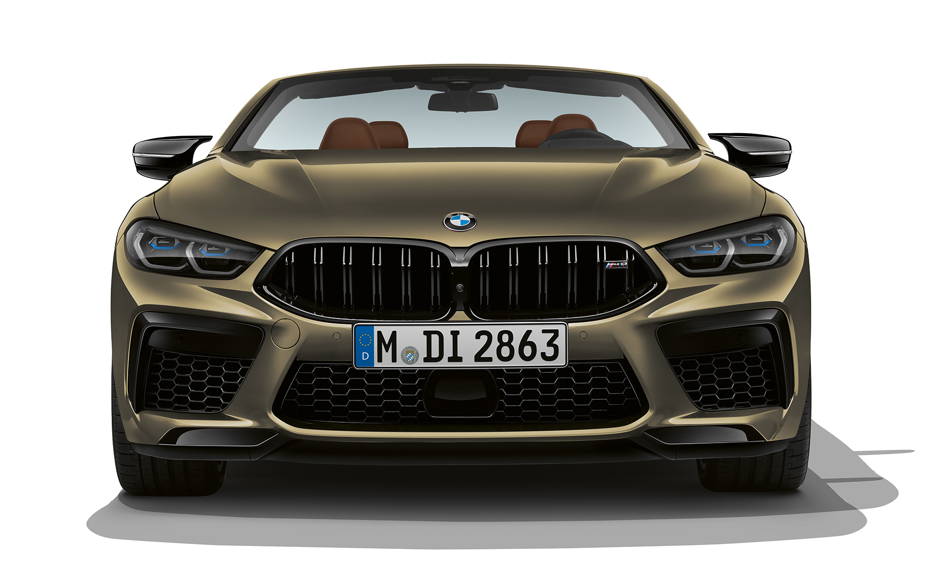 Vaizdas iš priekio BMW M8 Competition kabrioletas F91 LCI Facelift 2022 BMW M8 Competition kabrioletas F91 LCI Facelift 2022 BMW ndividual Brass metalizuotos spalvos vaizdas iš priekio