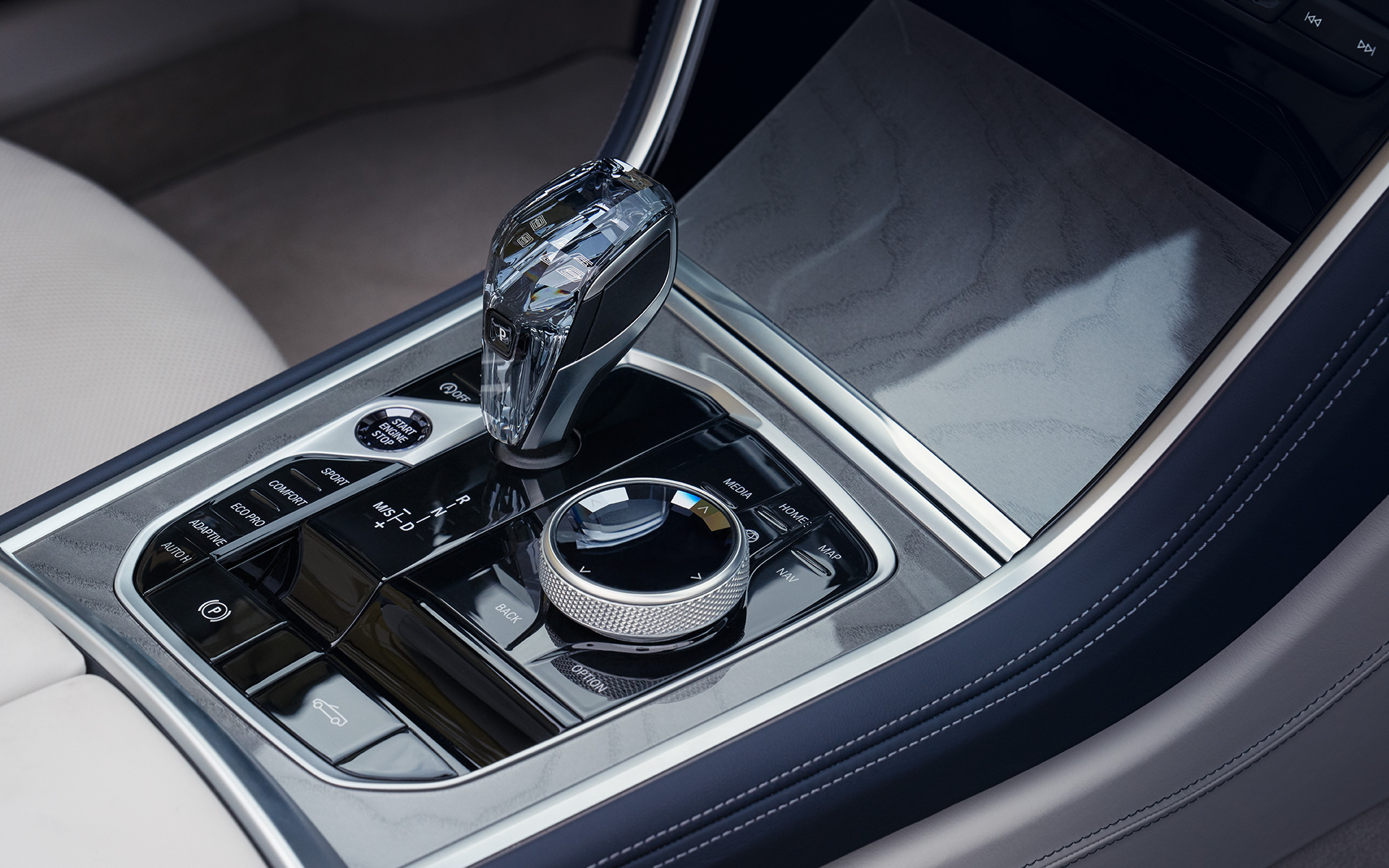 BMW M850i xDrive kabrioletas G14 LCI Facelift 2022 vairuotojo erdvė BMW M850i xDrive kabrioletas G14 LCI Facelift 2022 pavarų svirtis su CraftedClarity stiklo apdailos elementais vaizdas iš arti