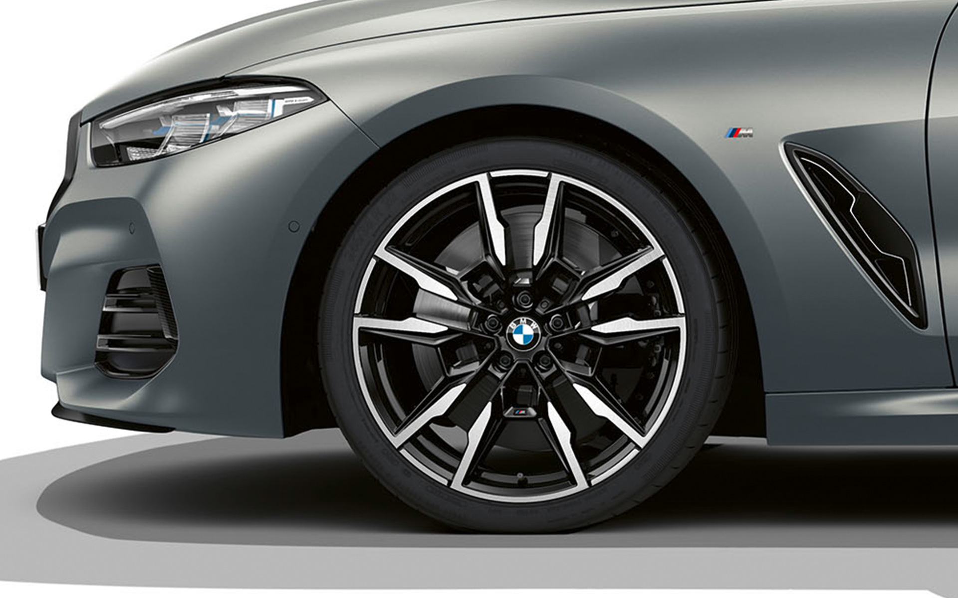 20 colių M lengvojo lydinio ratlankiai Double-spoke style 894 M, BMW M850i xDrive kabrioletas G14 LCI Facelift 2022 BMW M850i xDrive kabrioletas G14 LCI Facelift 2022 metalizuotos BMW Individual pilkos Frozen Pure Grey kėbulo spalvos 20 colių M lengvojo lydinio ratlankių Double-spoke style 894 M vaizdas iš arti