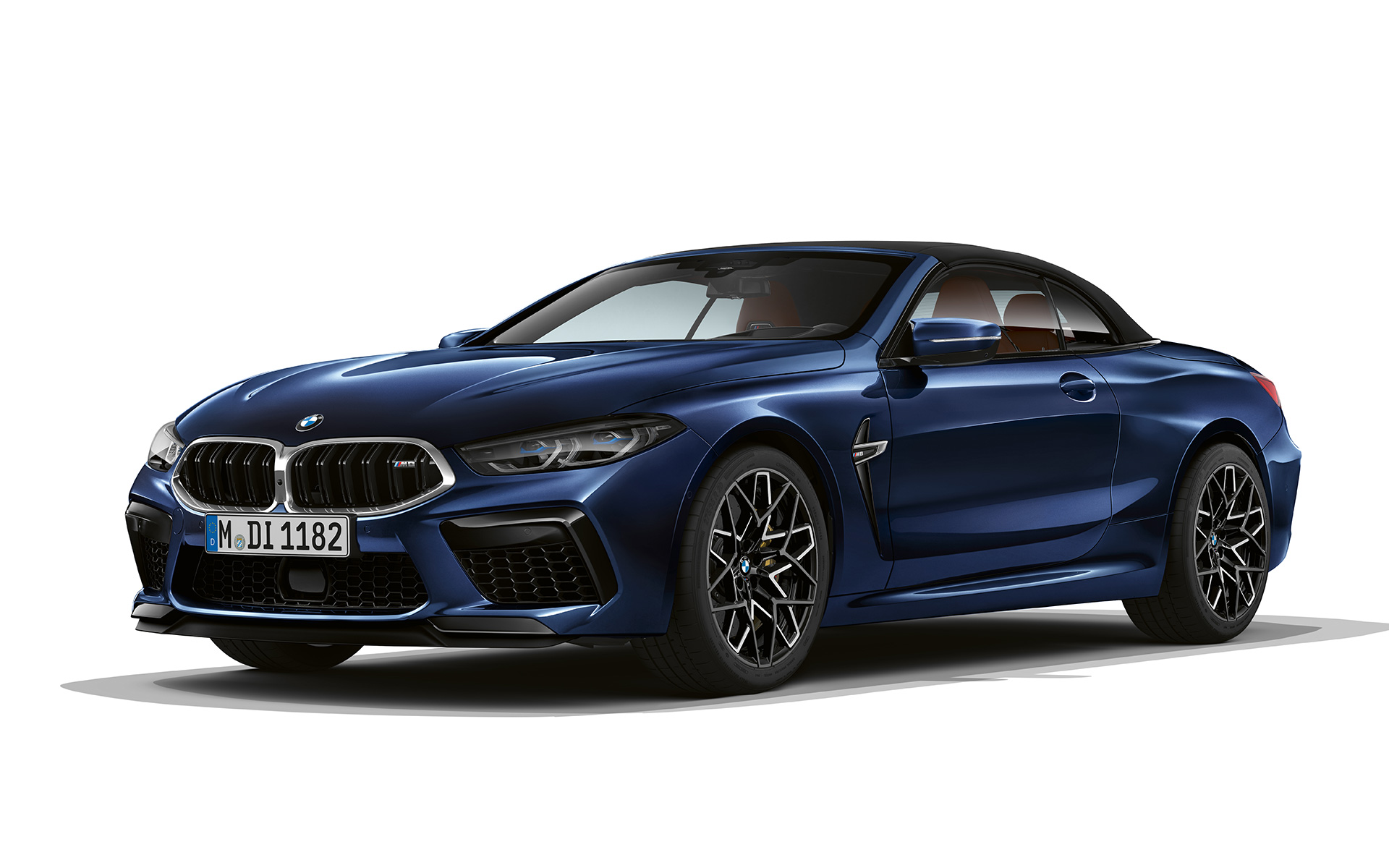 Trijų ketvirčių vaizdas iš priekio BMW M8 kabrioletas F91 LCI Facelift 2022 BMW M8 kabrioletas F91 LCI Facelift 2022 BMW Individual mėlynos metalizuotosTanzanite Blue spalvos trijų ketvirčių vaizdas iš priekio