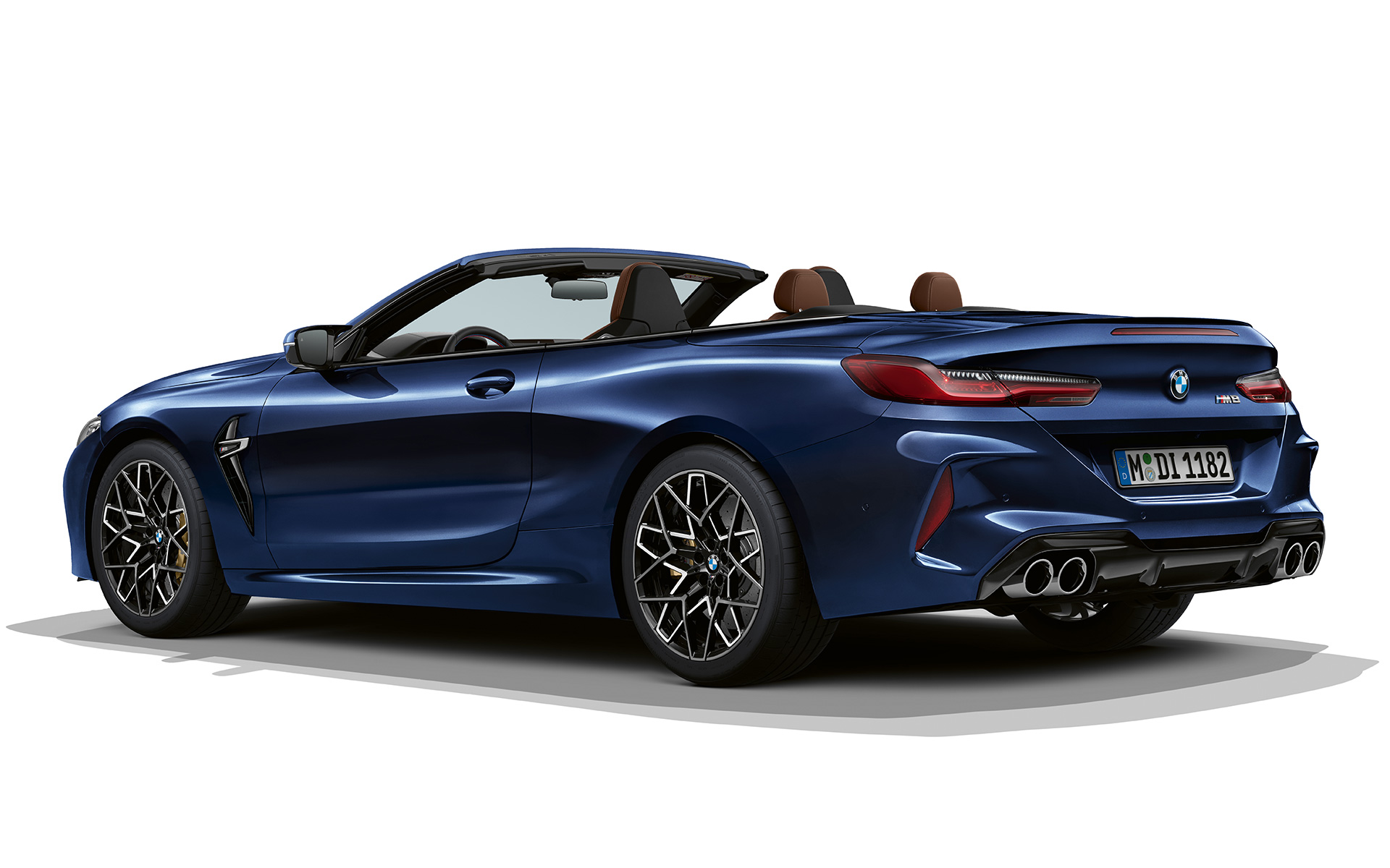 Trijų ketvirčių vaizdas iš galo BMW M8 kabrioletas F91 LCI Facelift 2022 BMW M8 kabrioletas F91 LCI Facelift 2022 BMW Individual mėlynos metalizuotosTanzanite Blue spalvos trijų ketvirčių vaizdas iš galo