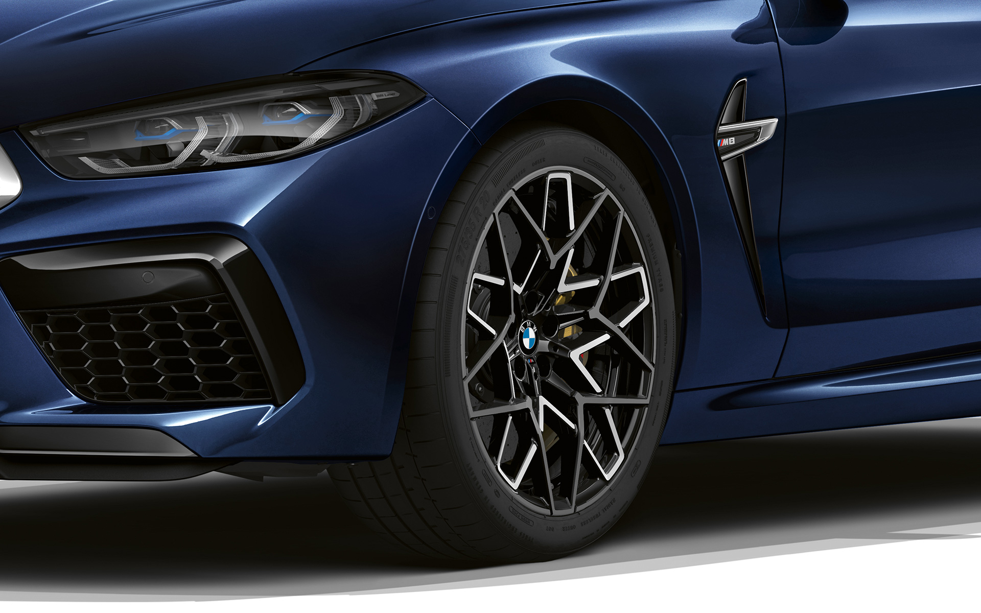 20 colių M lengvojo lydinio dvispalviai ratlankiai Star Spoke 813 M BMW M8 kabrioletas F91 LCI Facelift 2022 BMW M8 kabrioletas F91 LCI Facelift 2022 BMW Individual Tanzanite Blue mėlyna metalizuotos spalvos 20 colių M lengvojo lydinio dvispalvių ratlankių Star Spoke 813 M vaizdas iš arti