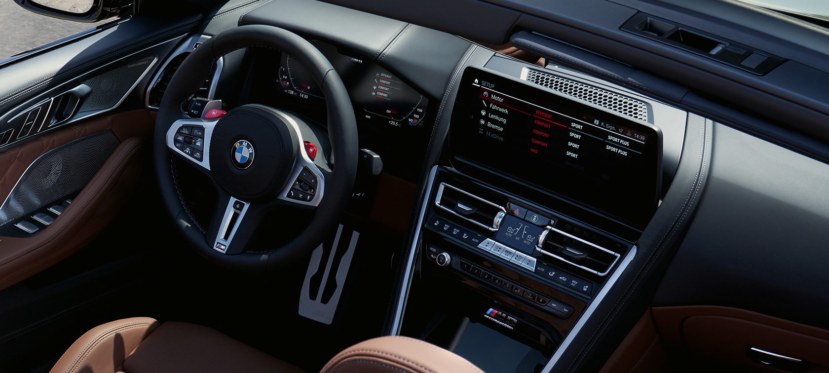 BMW M8 Competition kabrioletas F91 LCI Facelift 2022 vairuotojo erdvė valdymo ekranas BMW M8 Competition kabrioletas F91 LCI Facelift 2022 vairuotojo erdvė valdymo ekranas