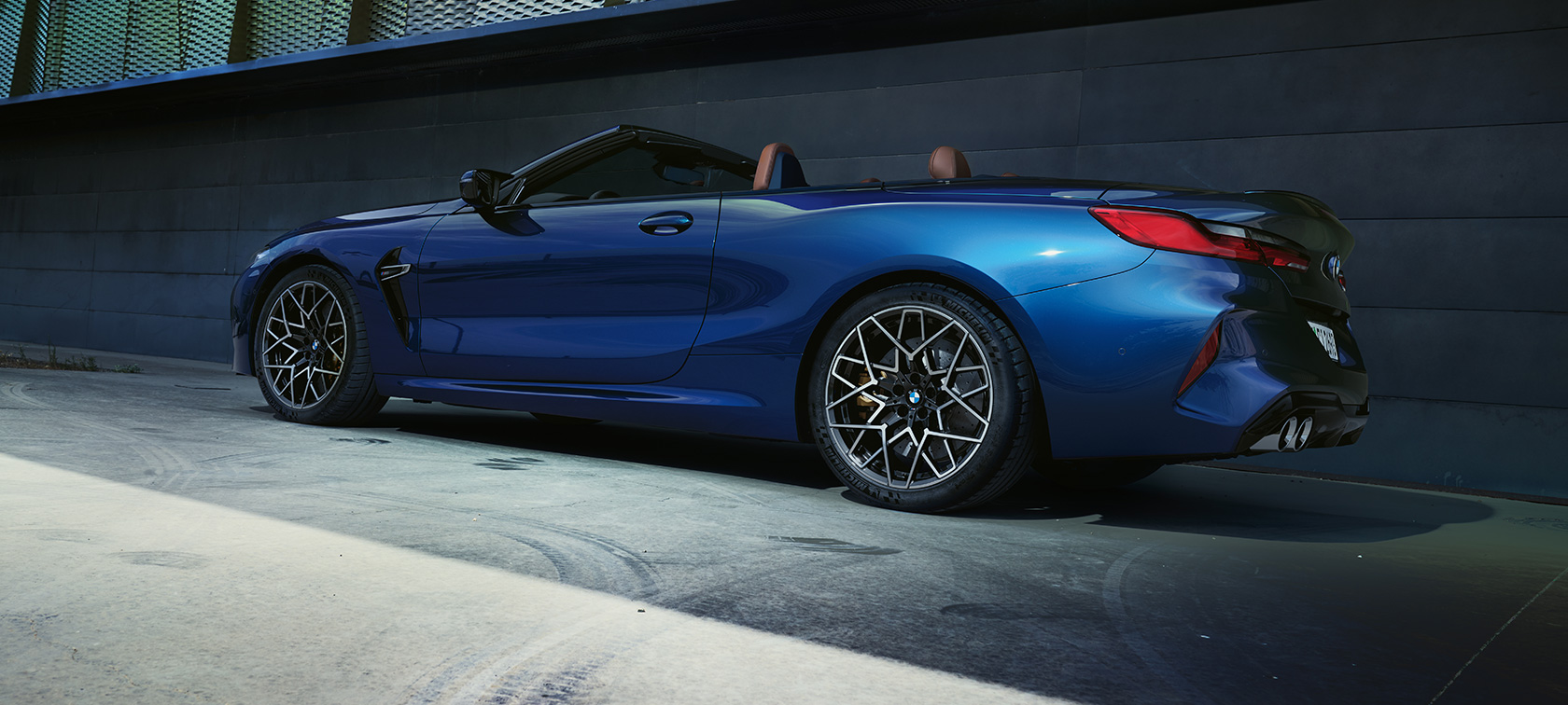 Trijų ketvirčių vaizdas iš galo BMW M8 kabrioletas F91 LCI Facelift 2022 BMW M8 kabrioletas F91 LCI Facelift 2022 BMW Individual mėlynos metalizuotosTanzanite Blue spalvos trijų ketvirčių vaizdas iš galo