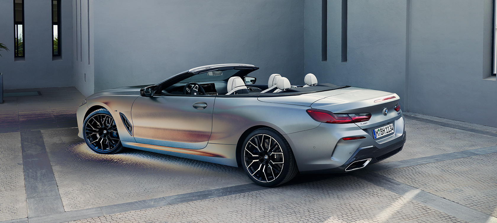 Trijų ketvirčių vaizdas iš galo BMW M850i xDrive kabrioletas G14 LCI Facelift 2022 BMW M850i xDrive kabrioletas G14 LCI Facelift 2022 BMW Individual pilkos Frozen Pure Grey metalizuotos spalvos stovinčio automobilio trijų ketvirčių vaizdas iš galo