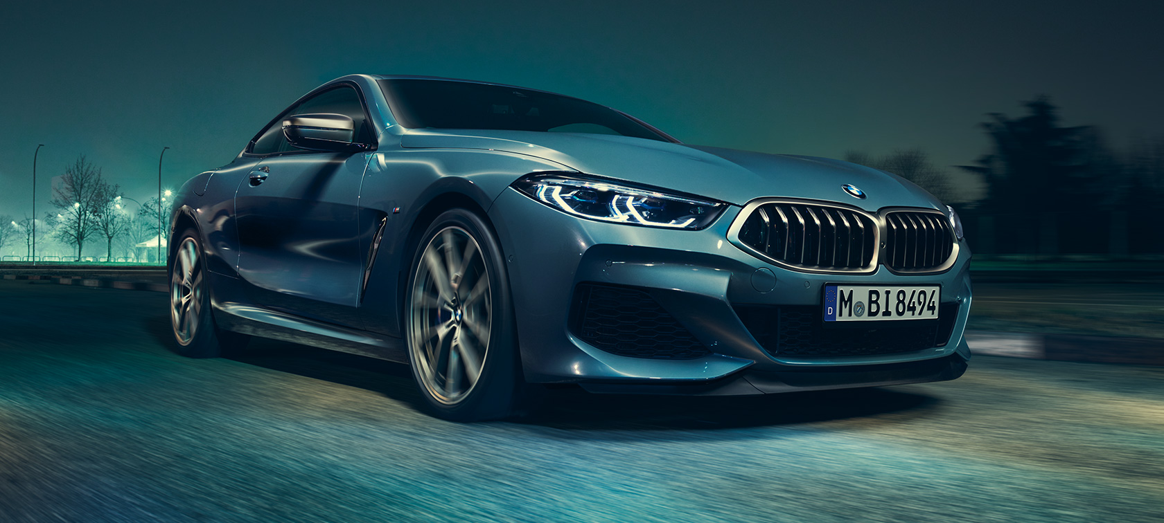 BMW M850i xDrive kupė, trijų ketvirčių vaizdas iš priekio BMW M850i xDrive kupė Barcelona Blue mėlyno metaliko spalvos, trijų ketvirčių vaizdas iš priekio