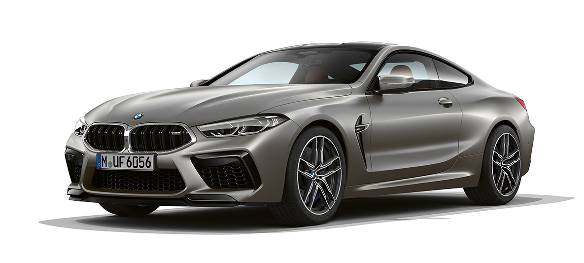 BMW M8 kupė, trijų ketvirčių šoninis vaizdas iš priekio BMW M8 kupė Frozen Dark Silver spalvos, trijų ketvirčių šoninis vaizdas iš priekio