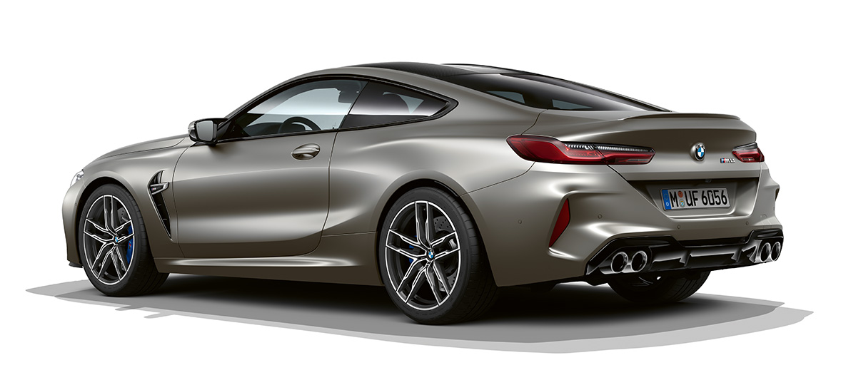 BMW M8 kupė, trijų ketvirčių šoninis vaizdas iš galo BMW M8 kupė Frozen Dark Silver spalvos, trijų ketvirčių šoninis vaizdas iš galo