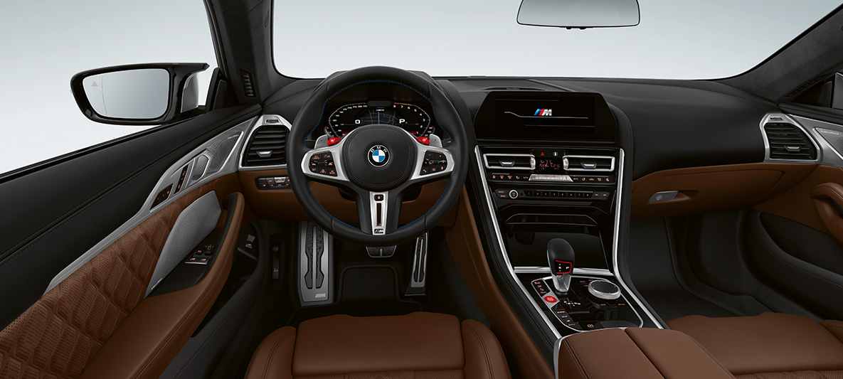BMW M8 kuoė, vairuotojo erdvė BMW M8 kupė vairuotojo erdvė M odiniu vairu M1/M2 raudonais mygtukais