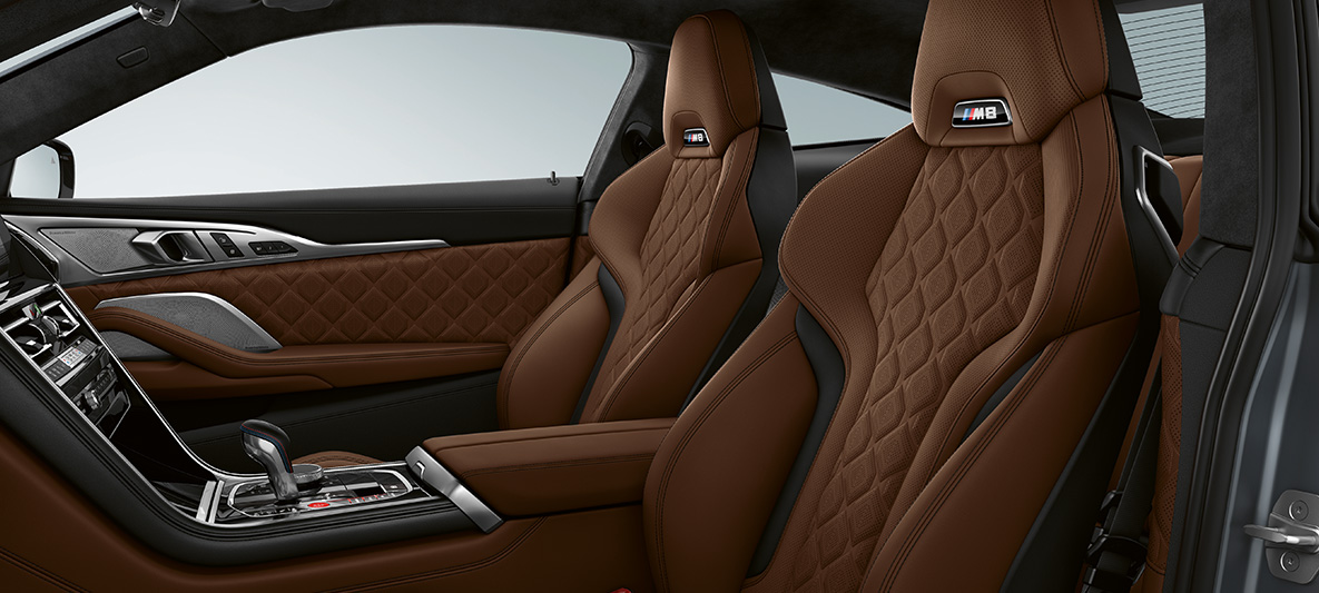 M sportinės sėdynės su M ženkleliu BMW M8 kupė, interjeras su M sportinėmis Merino Taruma Brown rudos odos sėdynėmis