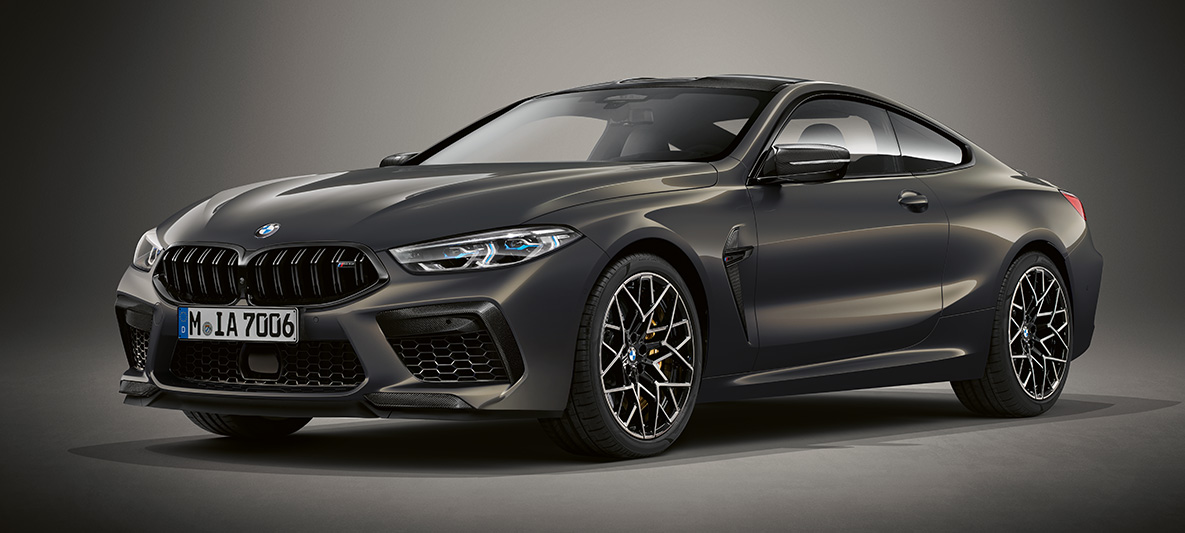 BMW Individual M8 kupė BMW Individual Dravit Grey pilko metaliko spalvos BMW Individual M8 kupė BMW Individual Dravit Grey pilko metaliko spalvos, trijų ketvirčių vaizdas iš priekio.
