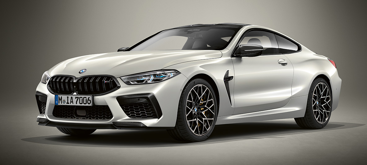 BMW Individual M8 kupė BMW Individual Brilliant White balto metaliko spalvos BMW Individual M8 kupė BMW Individual Brilliant White balto metaliko spalvos, trijų ketvirčių vaizdas iš priekio.