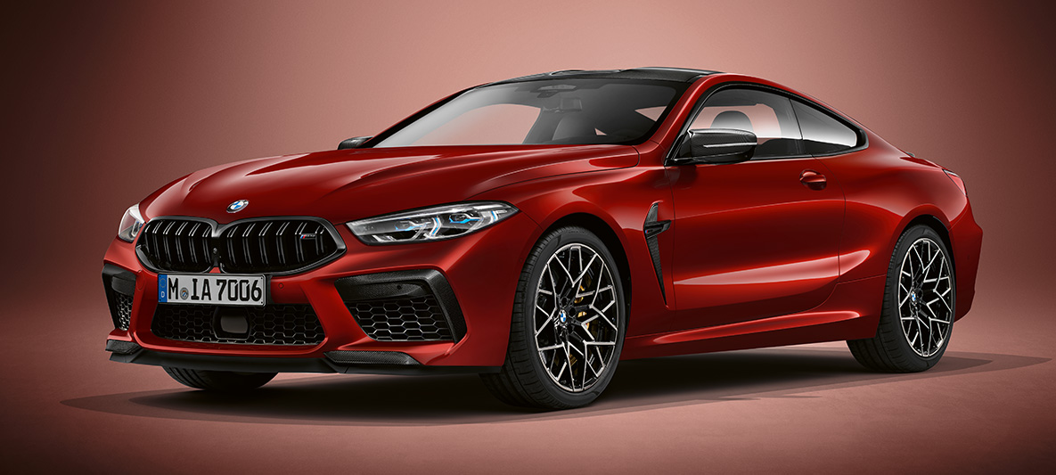 BMW Individual M8 kupė BMW Individual Aventurine Red raudono metaliko spalvos BMW Individual M8 kupė BMW Individual Aventurine Red raudono metaliko spalvos, trijų ketvirčių vaizdas iš priekio