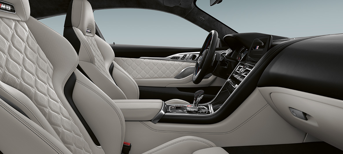 Merino | Silverstone oda ir BMW Individual interjero apdaila juodos Piano Finish Black spalvos BMW Individual M8 kupė, interjeras su Merino | Silverstone oda ir BMW Individual interjero apdaila juodos Piano Finish Black spalvos
