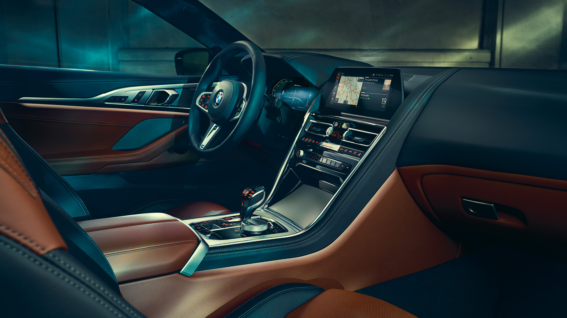 BMW M850i xDrive kupė, vairuotojo erdvė BMW M850i xDrive kupė, vairuotojo erdvė su Live Cockpit Professional ir M odiniu vairu