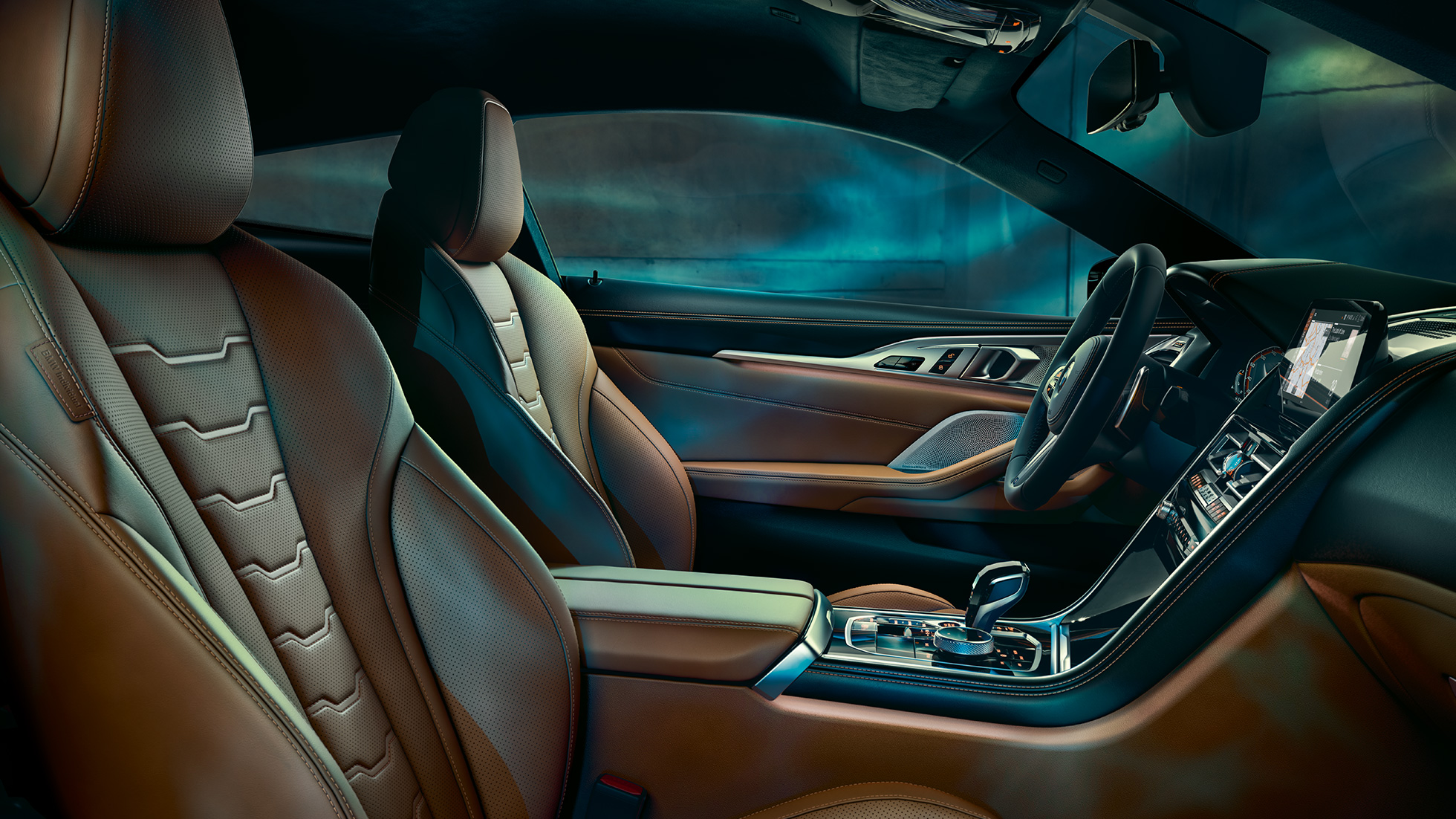 BMW M850i xDrive kupė, interjeras BMW M850i xDrive kupė, interjeras su daugiafunkcėmis sėdynėmis ir BMW Individual Merino oda Tartufo/juodos spalvos.