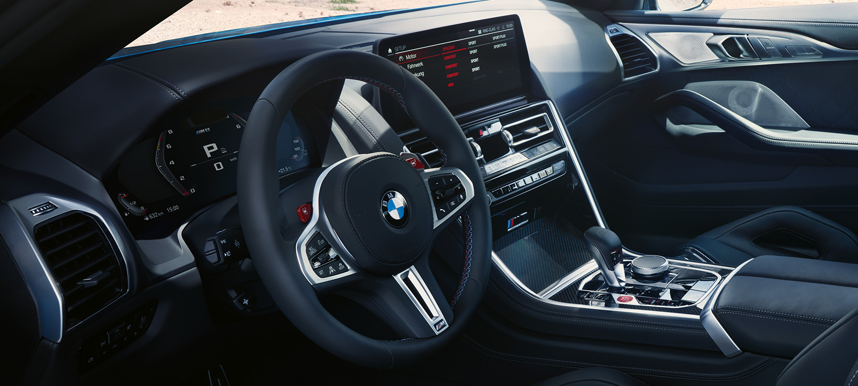 M odinis vairas BMW M8 Competition kupė F92 LCI Facelift 2022 vairuotojo erdvė BMW M8 Competition kupė (F92) LCI Facelift 2022 vairuotojo erdvė valdymo ekranas M odinis vairas