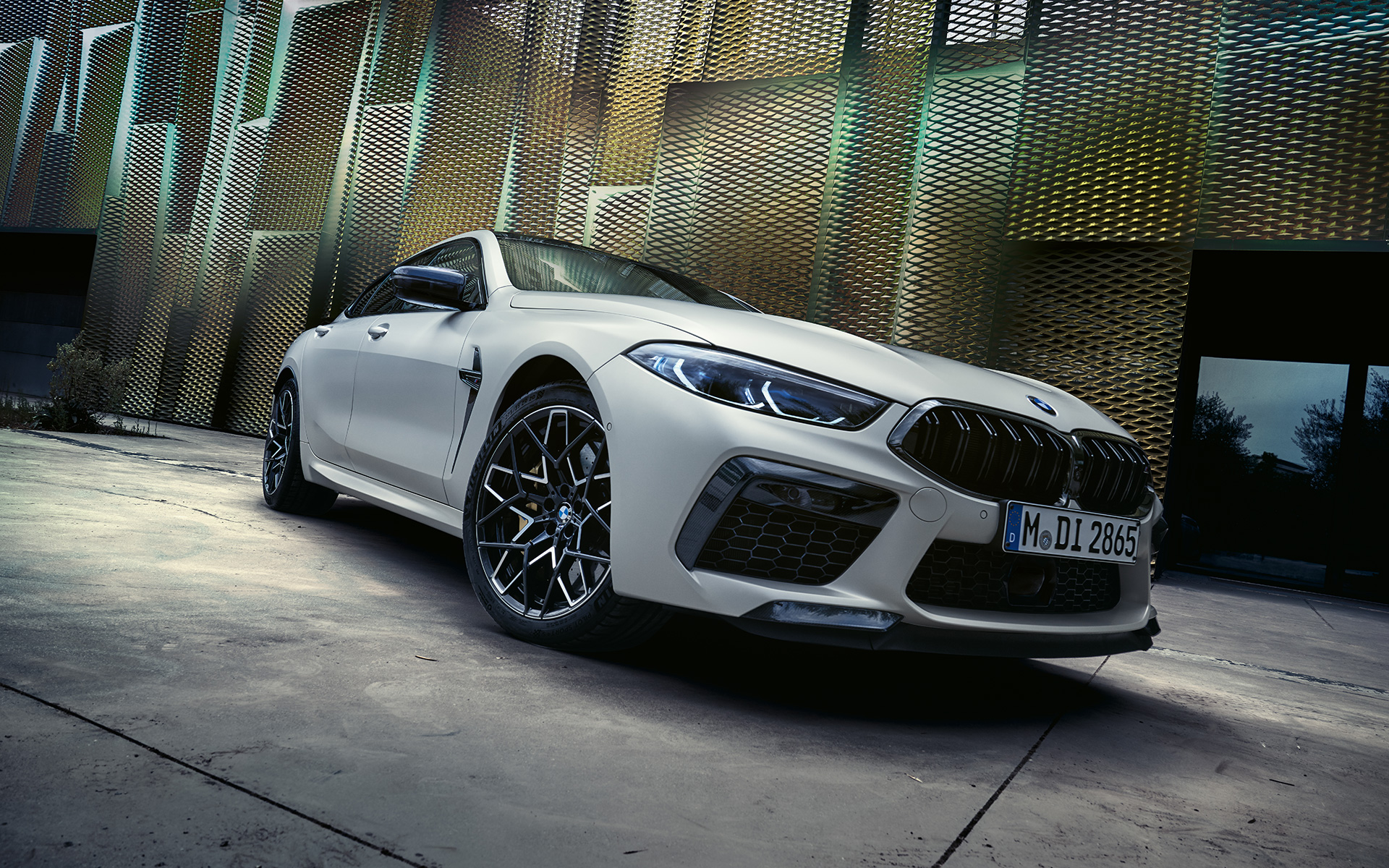 Trijų ketvirčių vaizdas iš priekio BMW M8 Competition Gran kupė F93 LCI 2022 BMW M8 Gran kupė F93 LCI Facelift 2022 BMW Individual Frozen Pure Grey pilkos metalizuotos kėbulo spalvos trijų ketvirčių vaizdas iš priekio
